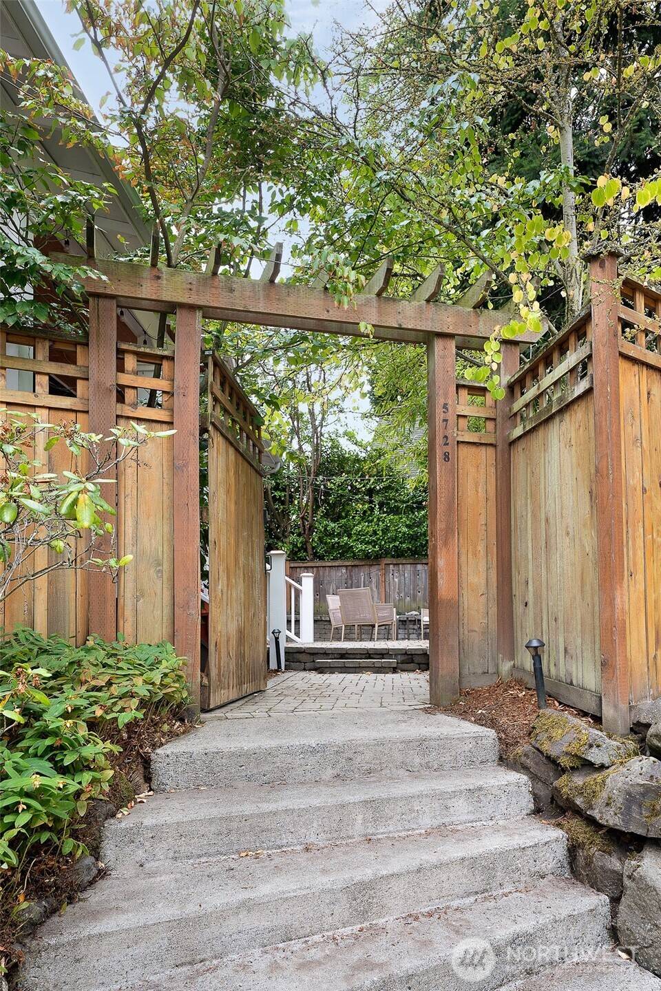 5728 Woodlawn AVE N, Seattle, WA 98103