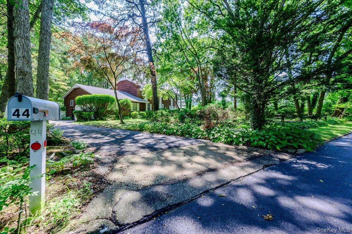 44 E Half Hollow RD, Dix Hills, NY 11746