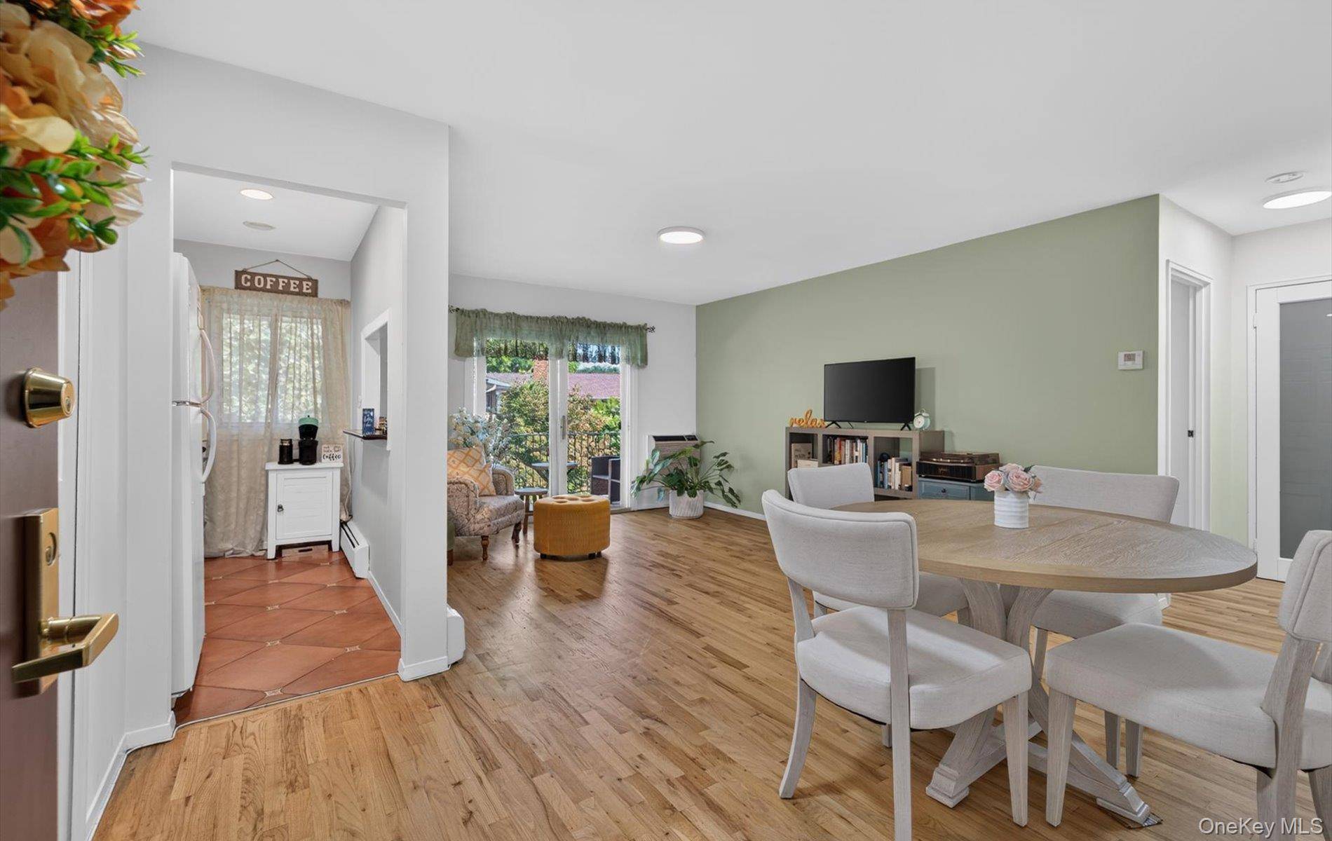 1 Toms Point LN #17E, Port Washington, NY 11050