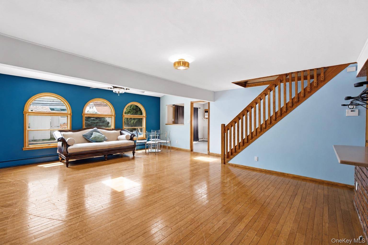 12 Cable LN, Hicksville, NY 11801