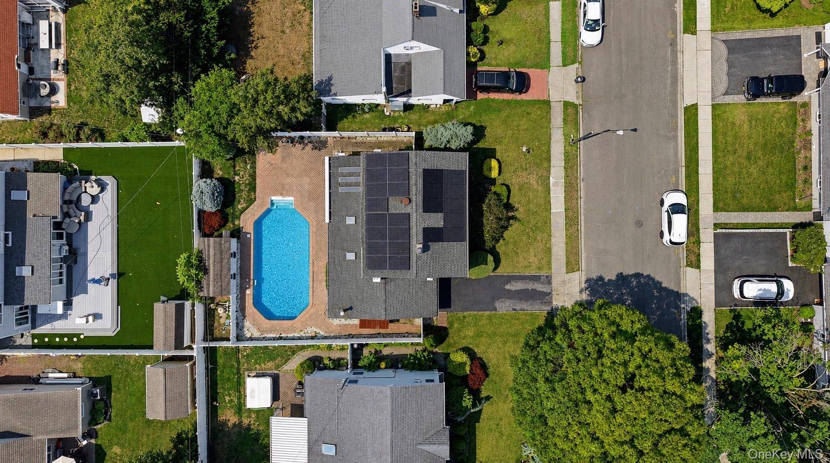 12 Cable LN, Hicksville, NY 11801