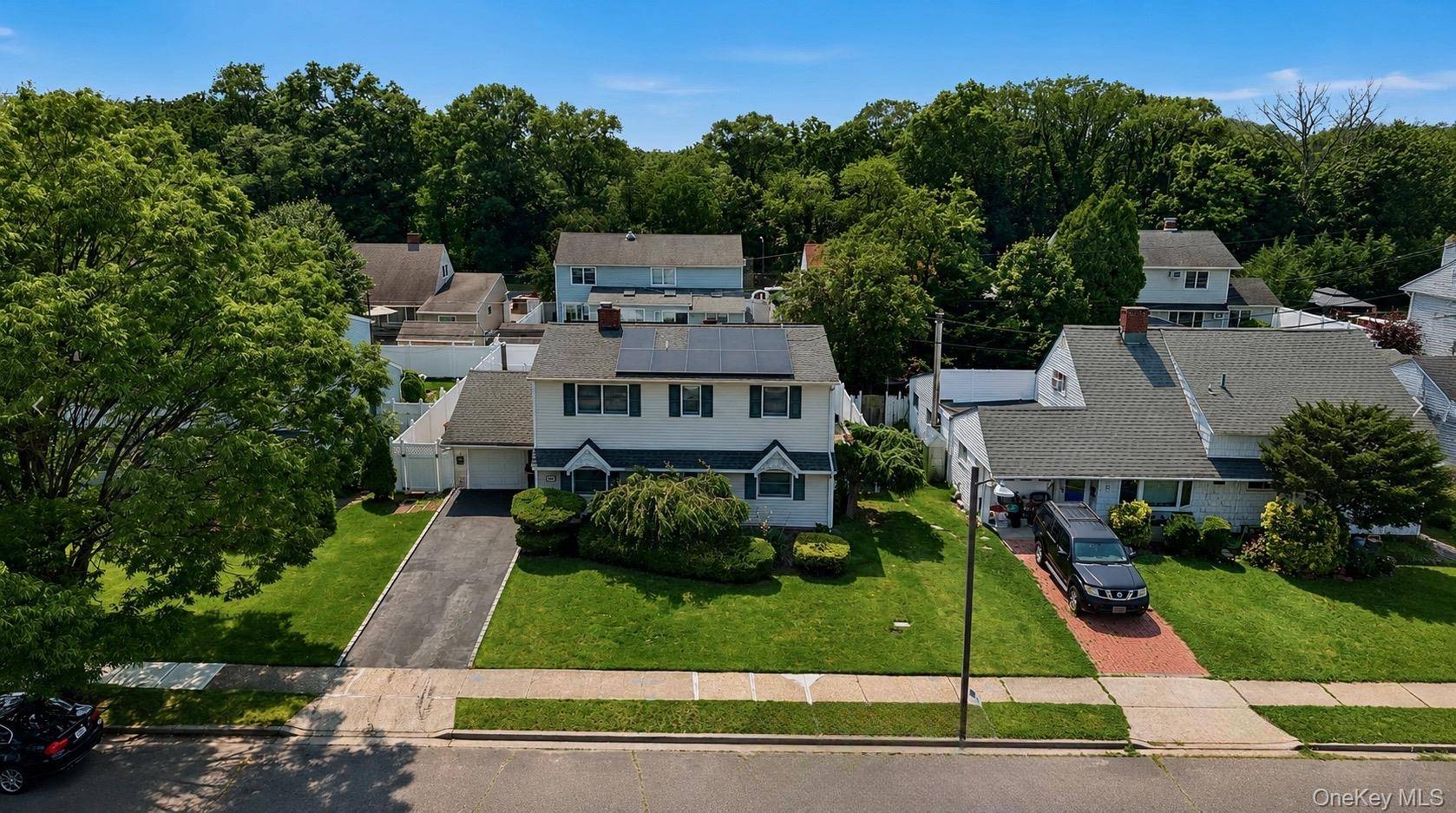 12 Cable LN, Hicksville, NY 11801