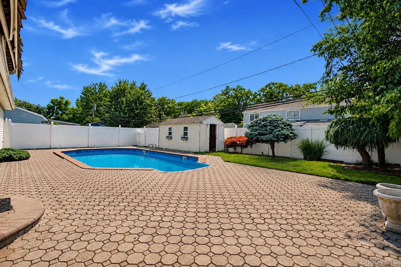 12 Cable LN, Hicksville, NY 11801