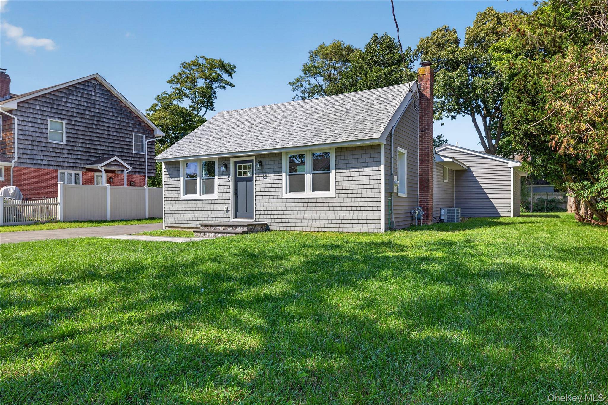 31 Rosemary PL, East Islip, NY 11730