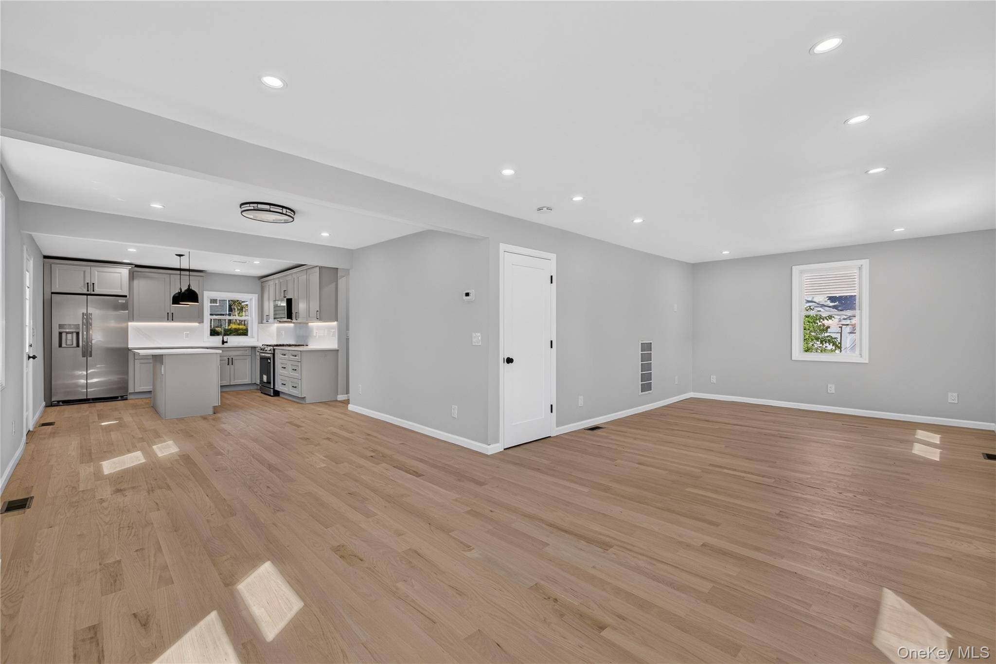 31 Rosemary PL, East Islip, NY 11730