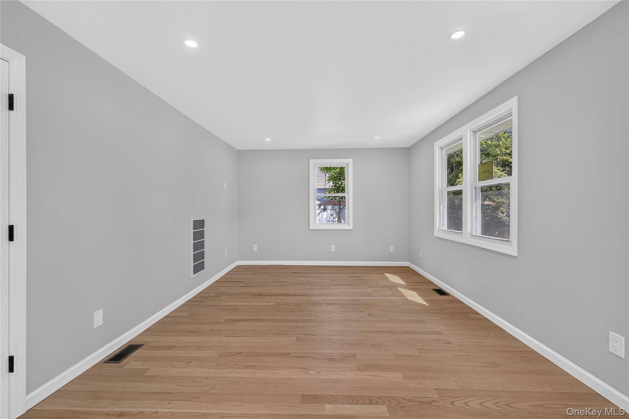 31 Rosemary PL, East Islip, NY 11730