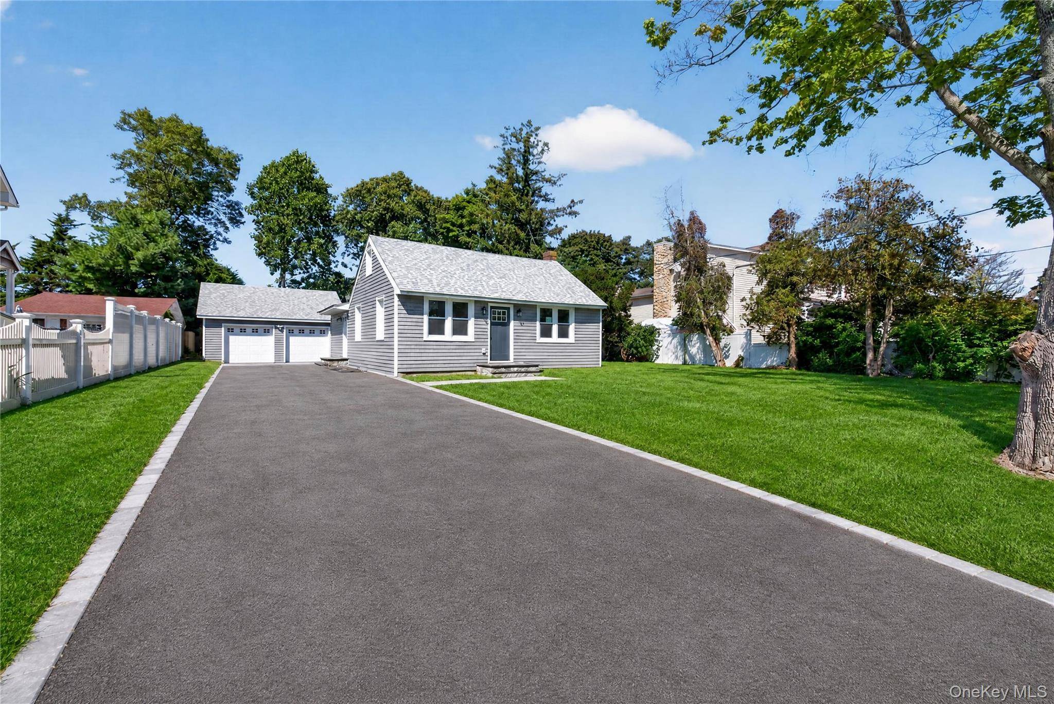 31 Rosemary PL, East Islip, NY 11730