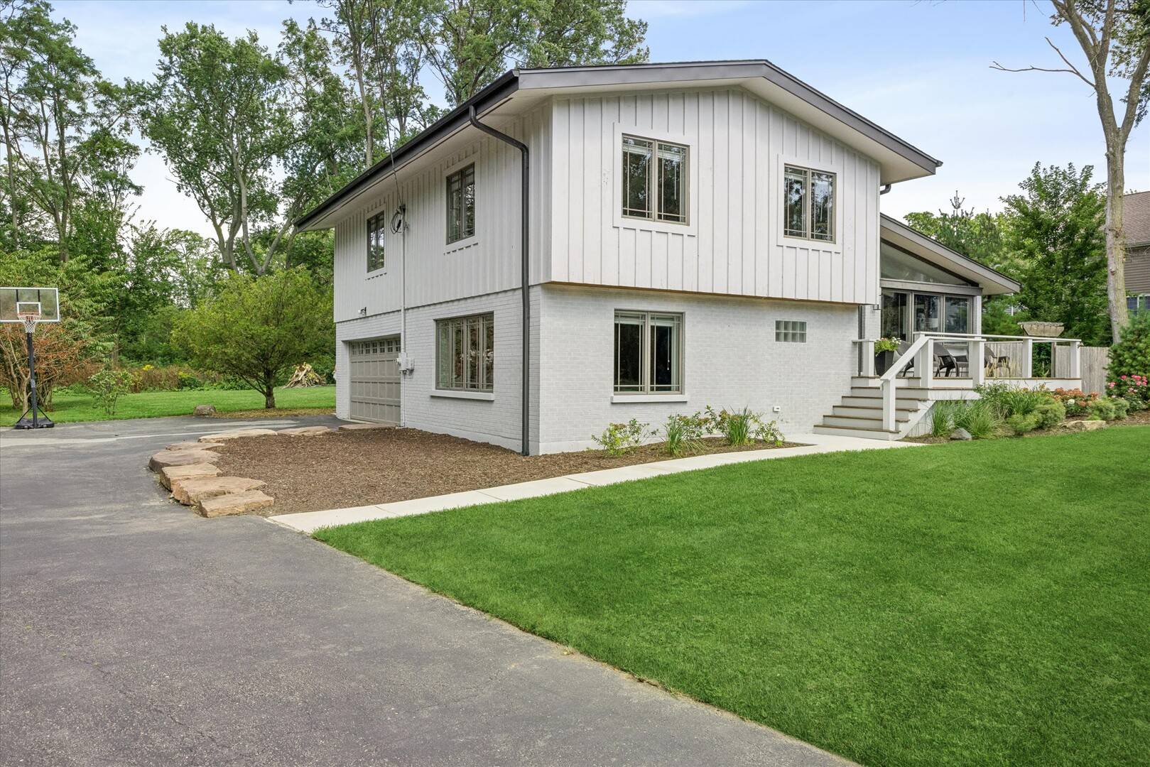 1525 W Wiesbrook RD, Wheaton, IL 60189