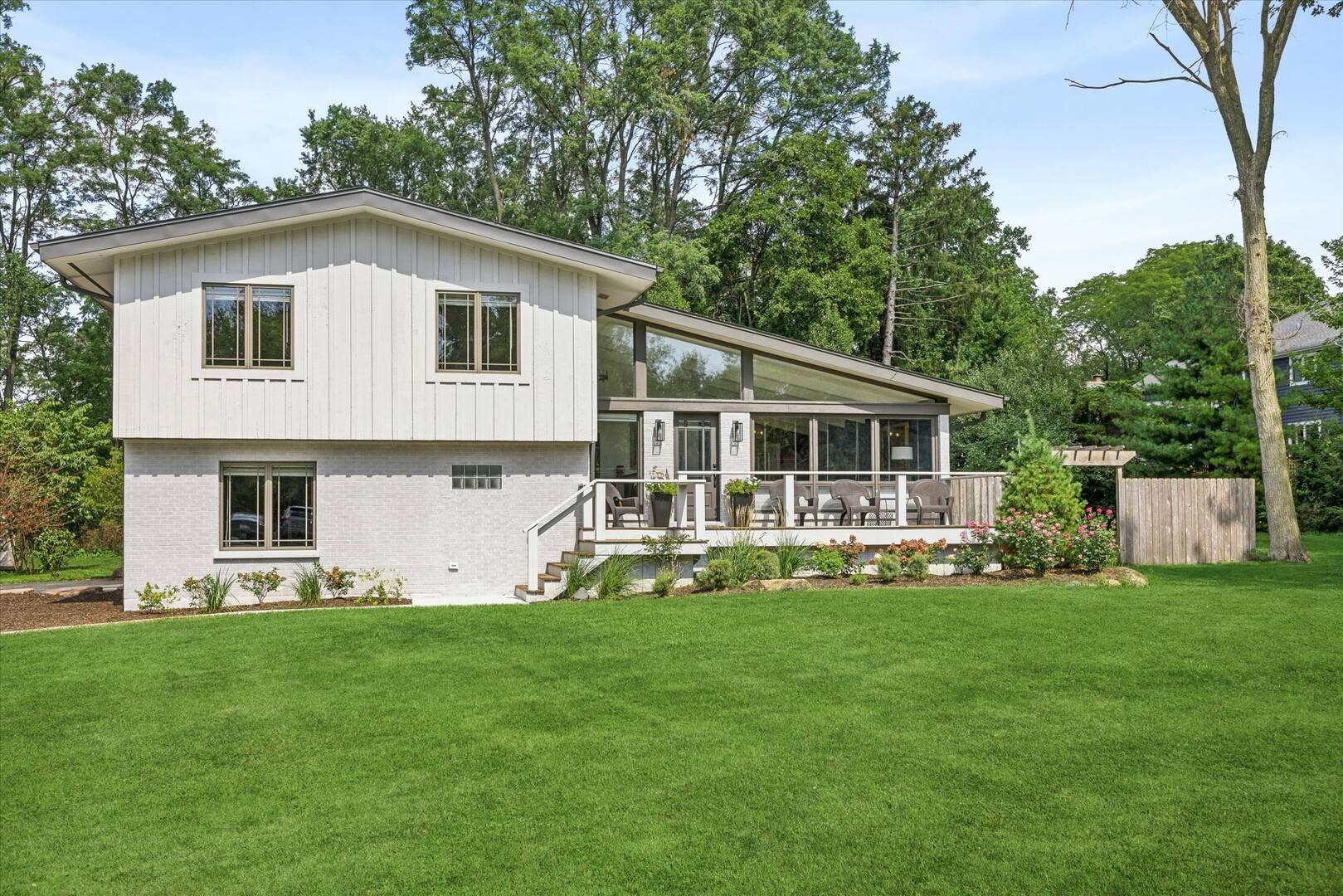 1525 W Wiesbrook RD, Wheaton, IL 60189