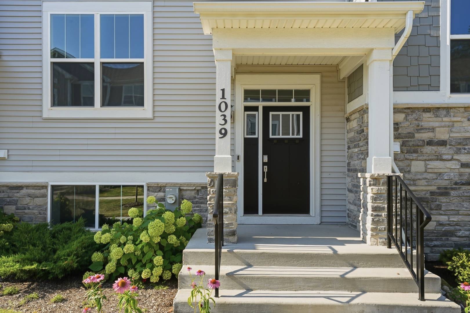 1039 Atterberg RD, South Elgin, IL 60177