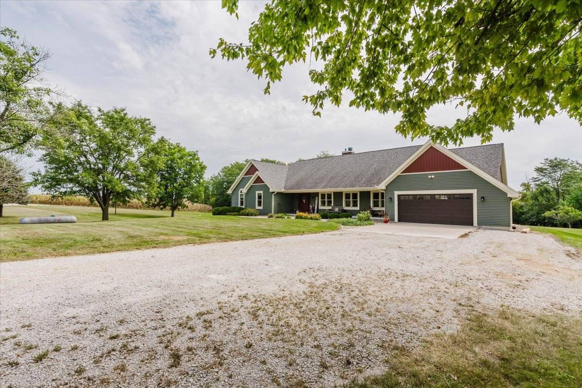 1927 County Road 500 RD, Secor, IL 61771