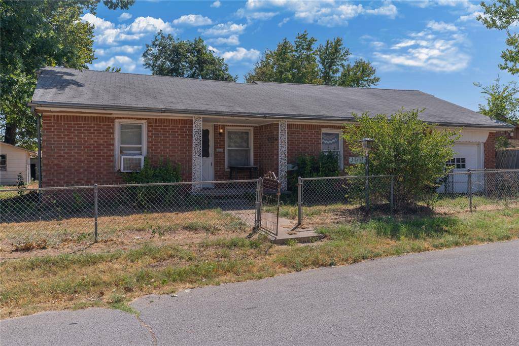 1923 W Louisiana AVE, Chickasha, OK 73018