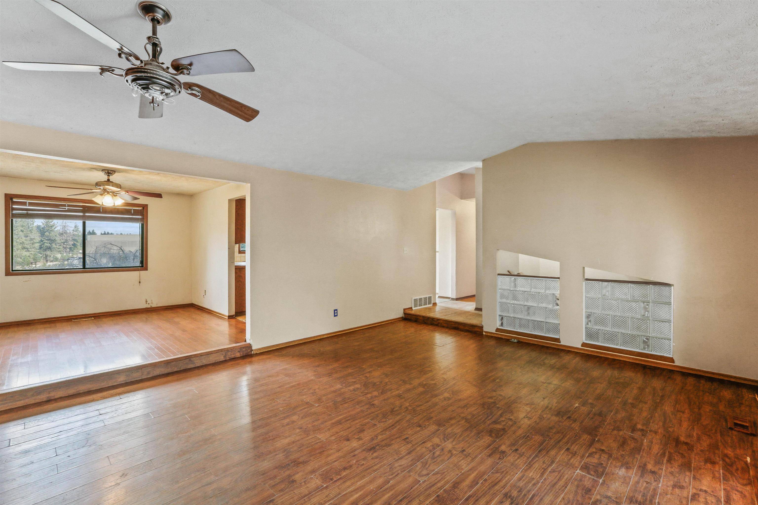 10806 N College Place Dr, Spokane, WA 99218