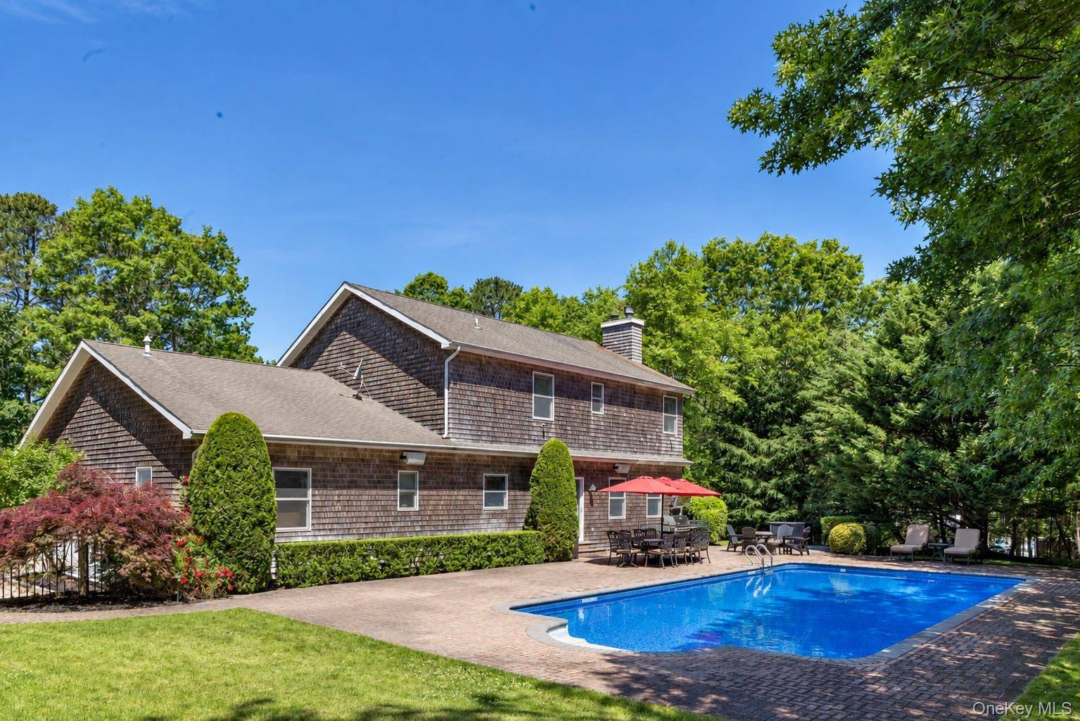 11 Hildreth RD, Hampton Bays, NY 11946