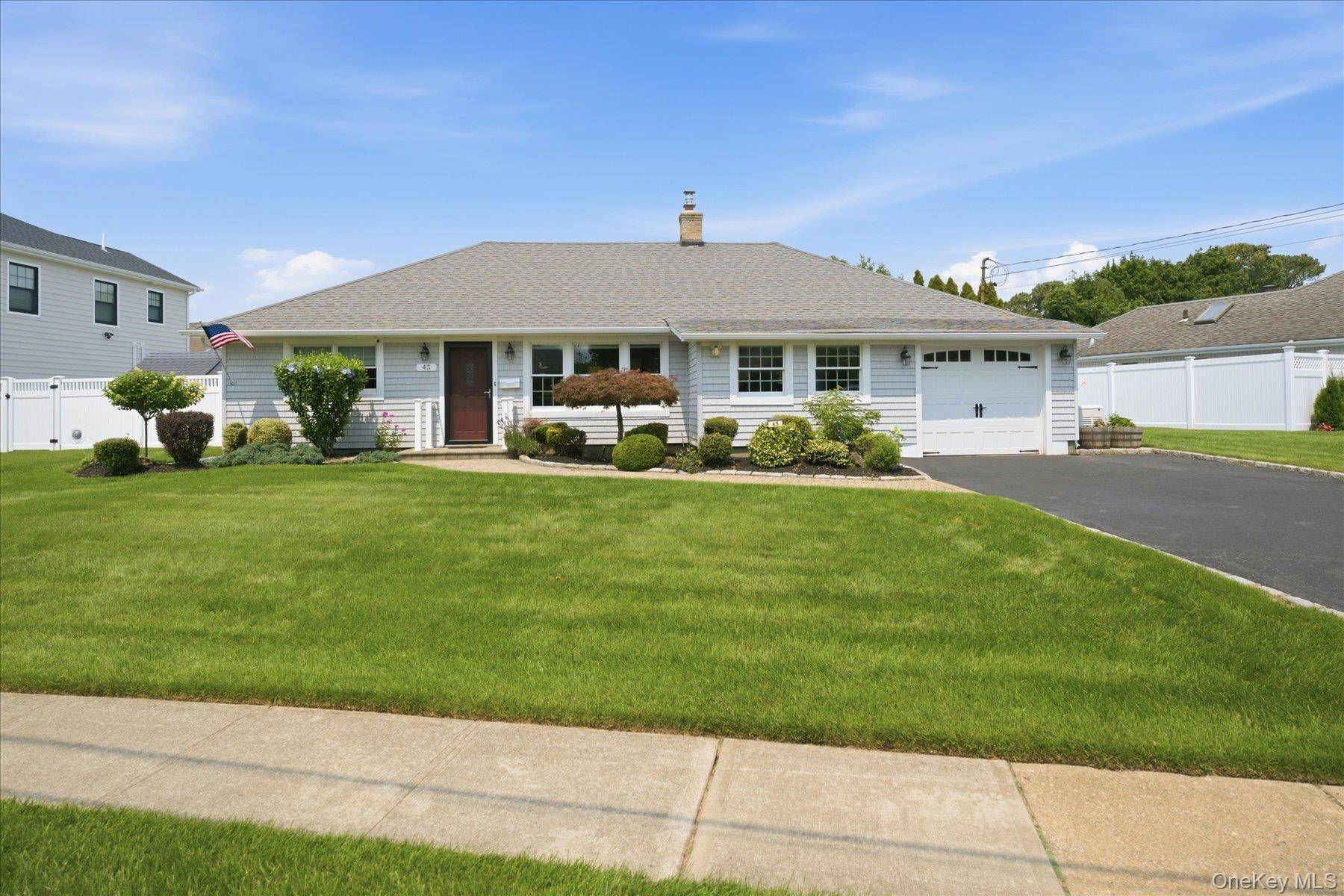 45 Polo RD, Massapequa, NY 11758