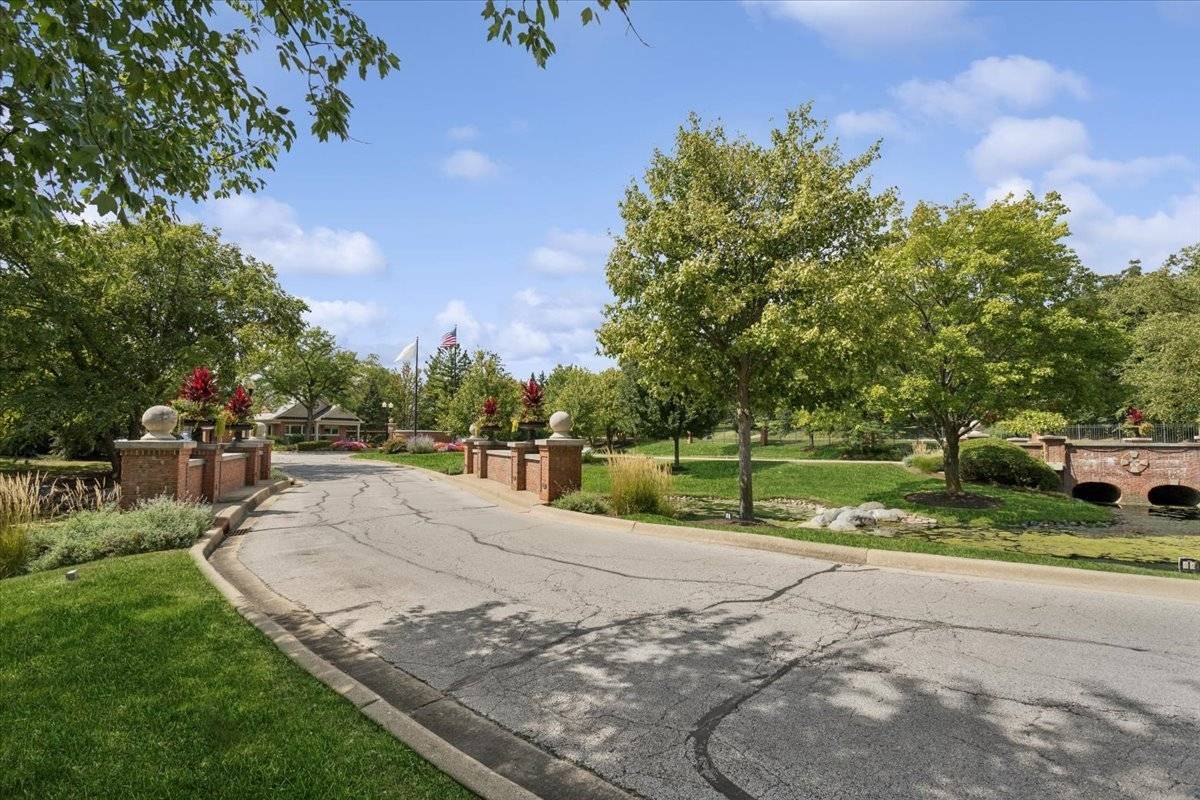 9200 Falling Waters DR #9200, Burr Ridge, IL 60527