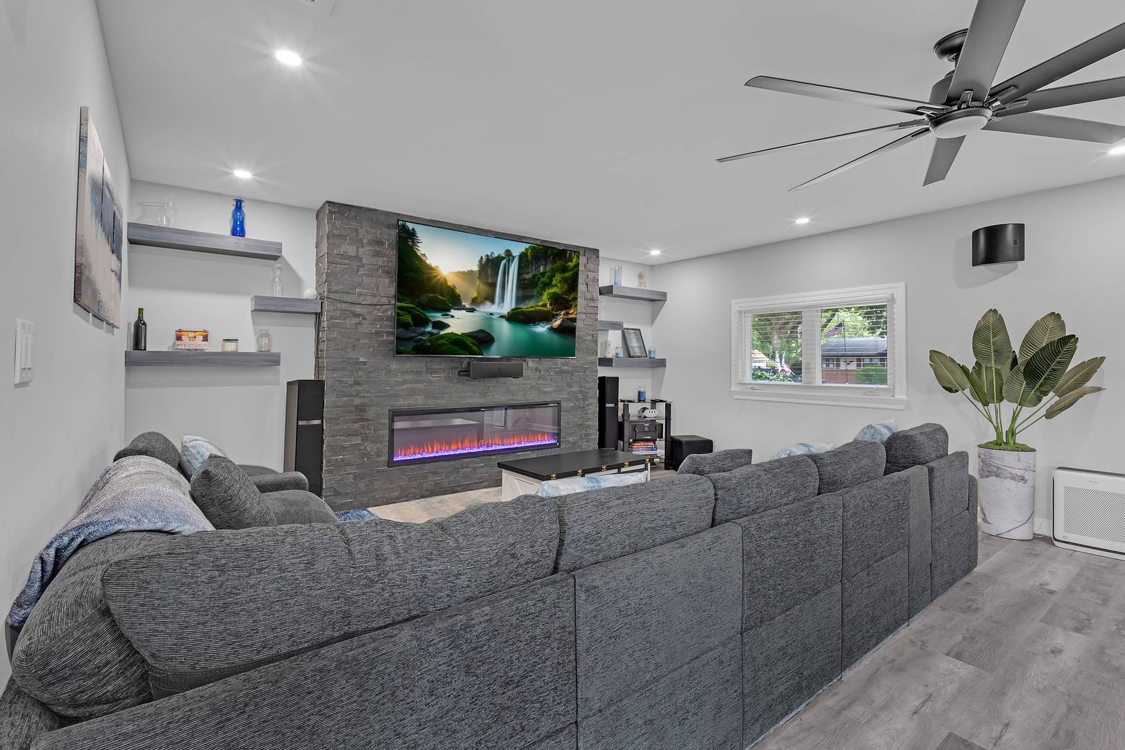 224 Redwood AVE, Elk Grove Village, IL 60007