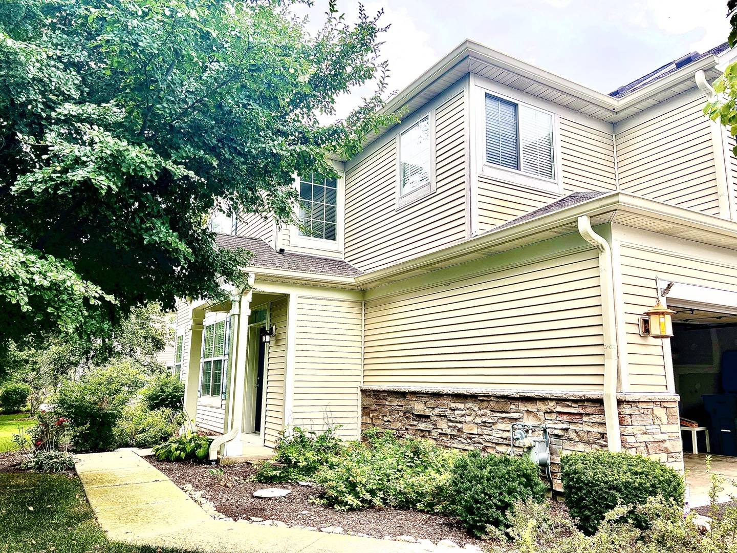 731 S Jade LN, Round Lake, IL 60073