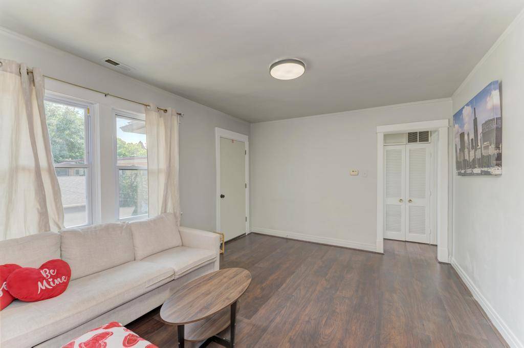 97 N HARLEM AVE #2, Oak Park, IL 60302