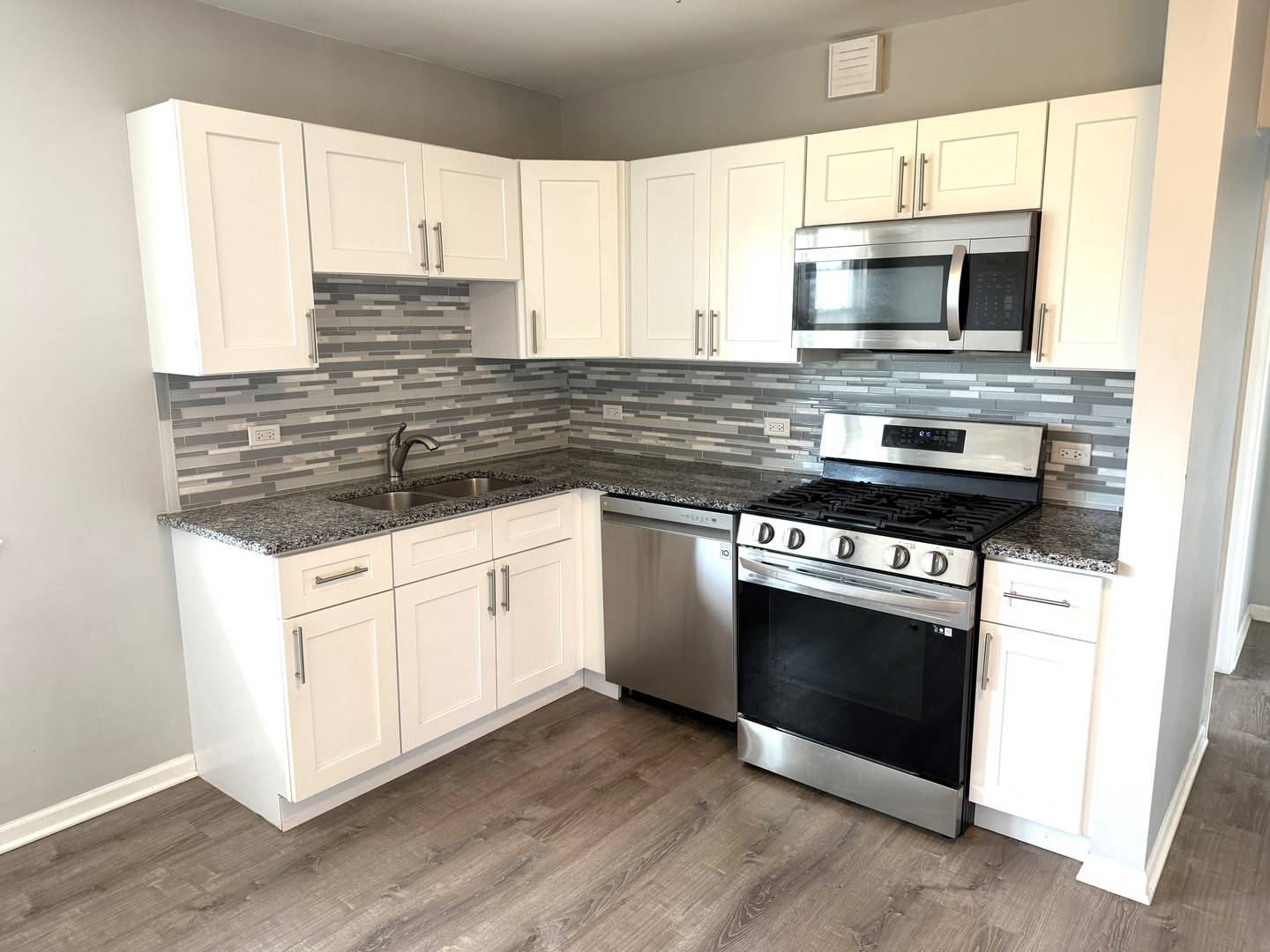 736 E Division ST #2E, Lombard, IL 60148