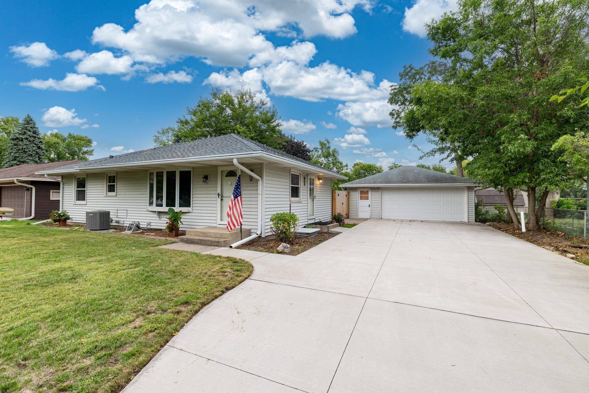 8739 Hadley AVE S, Cottage Grove, MN 55016