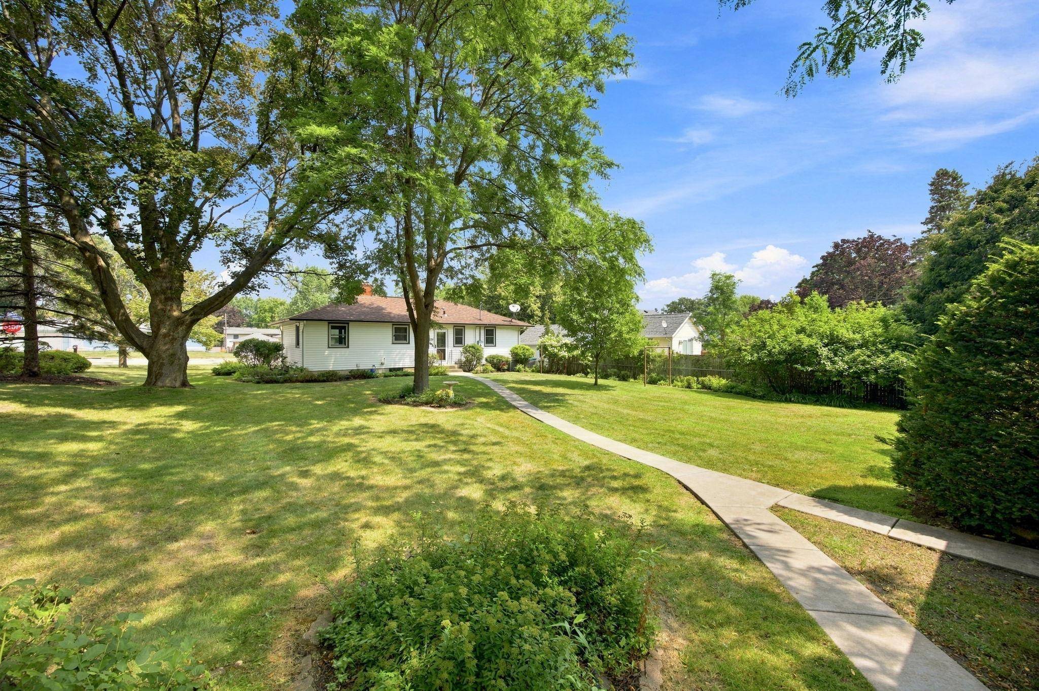 2464 Holloway AVE E, North Saint Paul, MN 55109