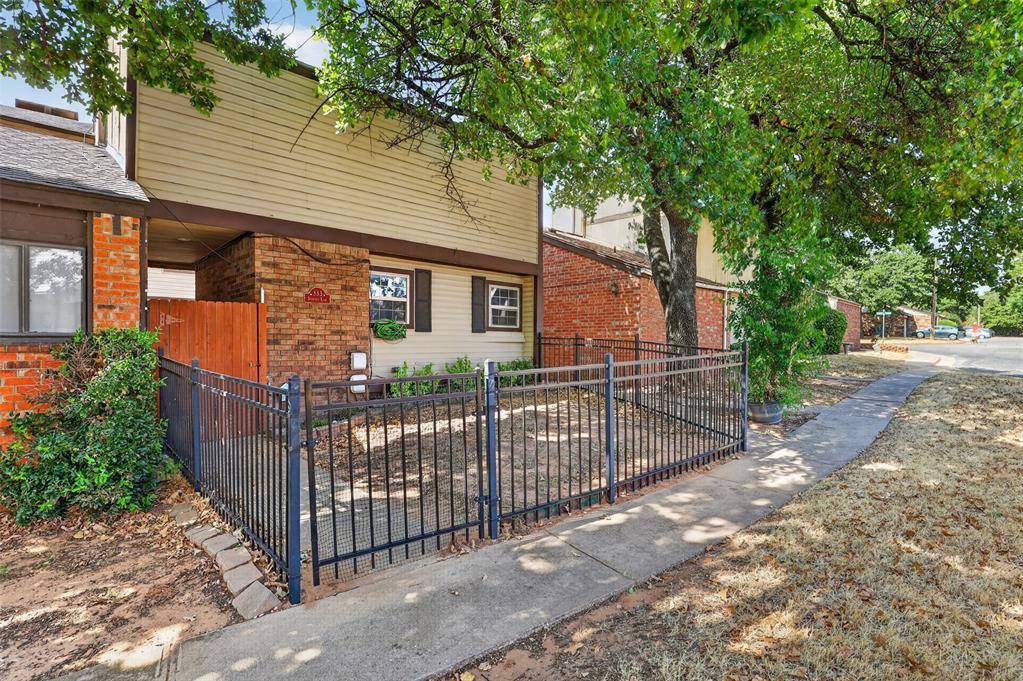 333 Sundance LN, Edmond, OK 73034