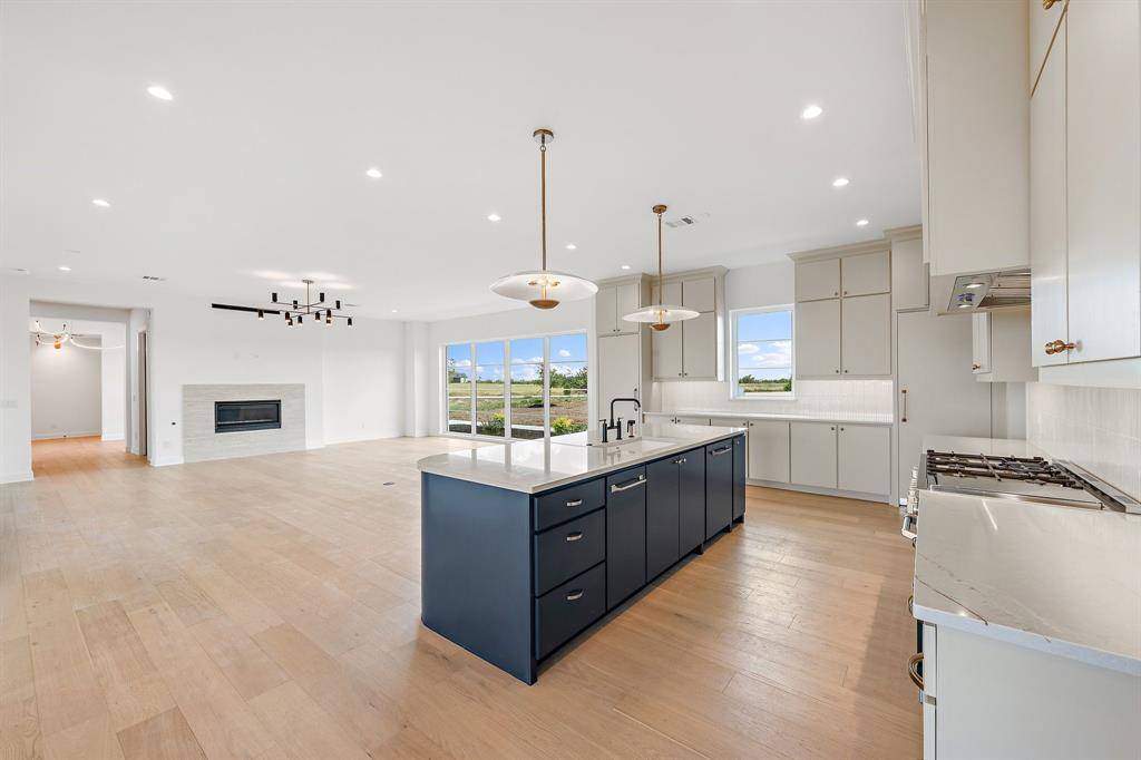 1071 Lakeway Drive, Sanger, TX 76266