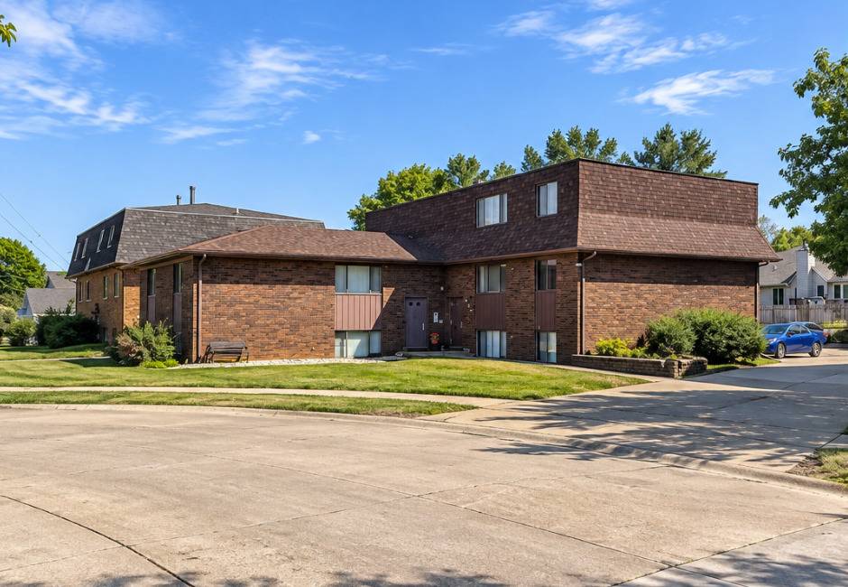 3405 Holiday CT #8, Bettendorf, IA 52722