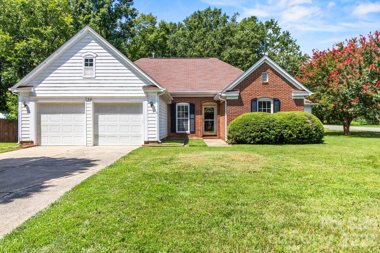 739 Oakbluff CIR, Charlotte, NC 28216