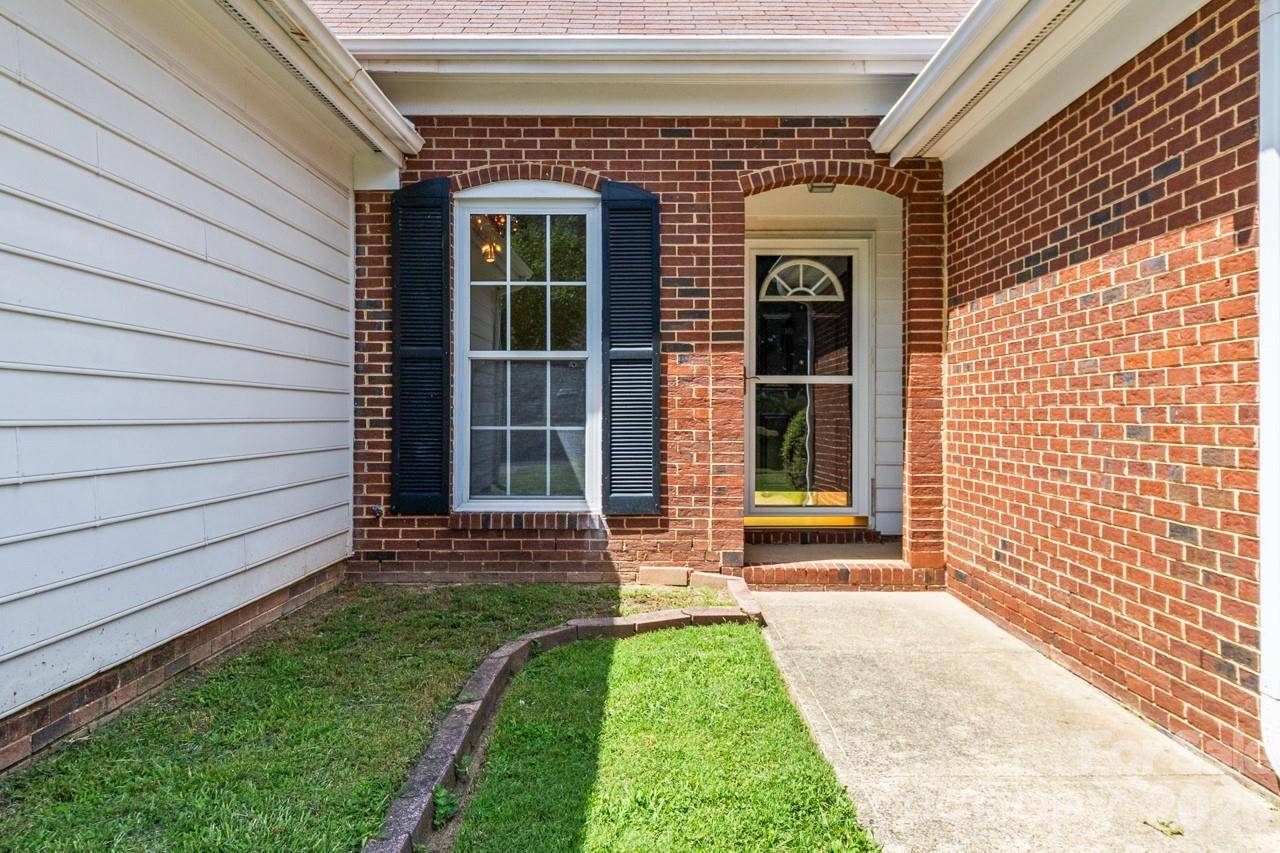 739 Oakbluff CIR, Charlotte, NC 28216