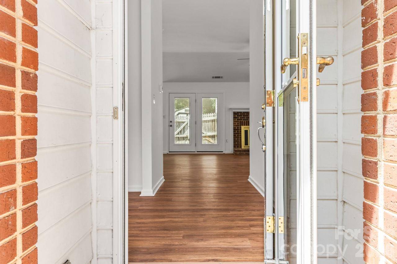 739 Oakbluff CIR, Charlotte, NC 28216