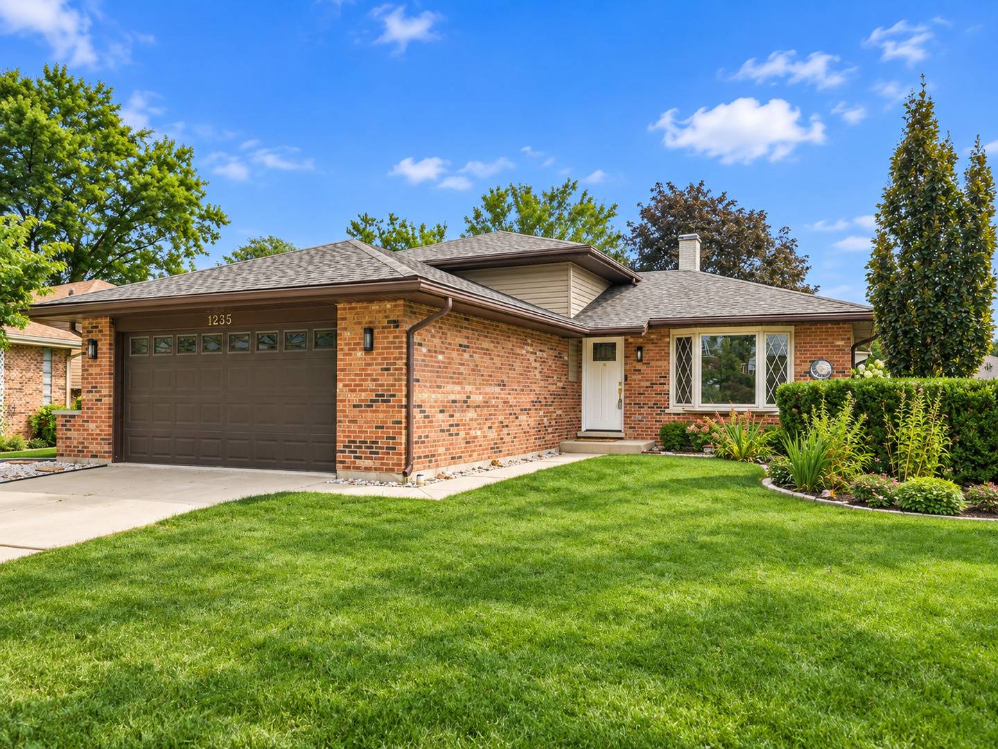 1235 Virginia DR, Westmont, IL 60559