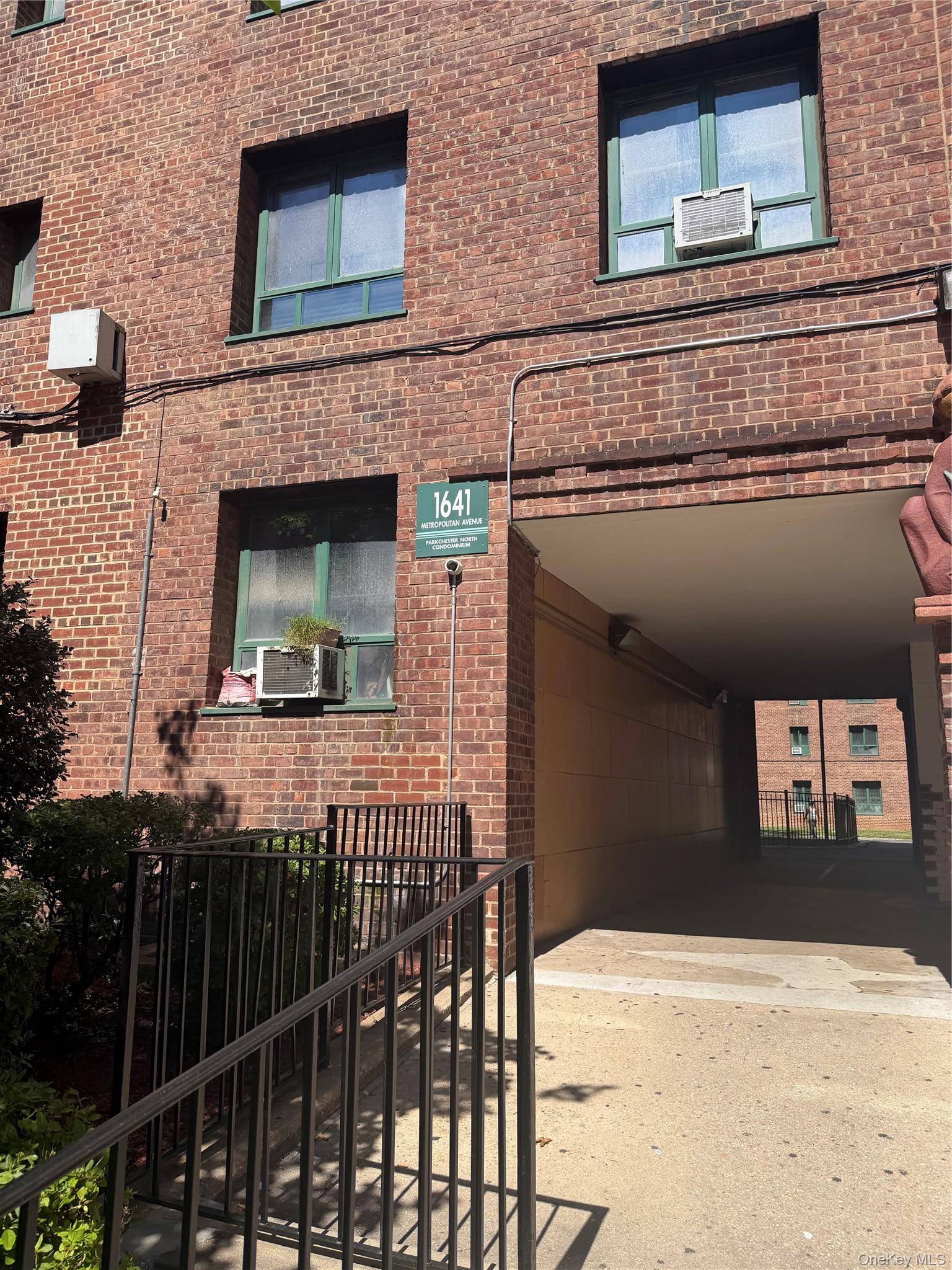 1641 Metropolitan AVE #3H, Bronx, NY 10462