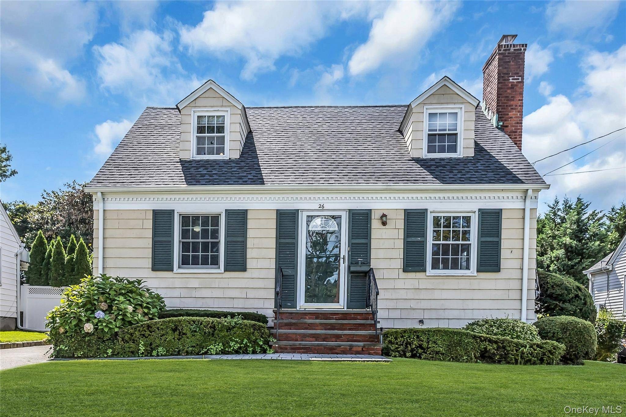 26 Ridge DR, Manhasset, NY 11030