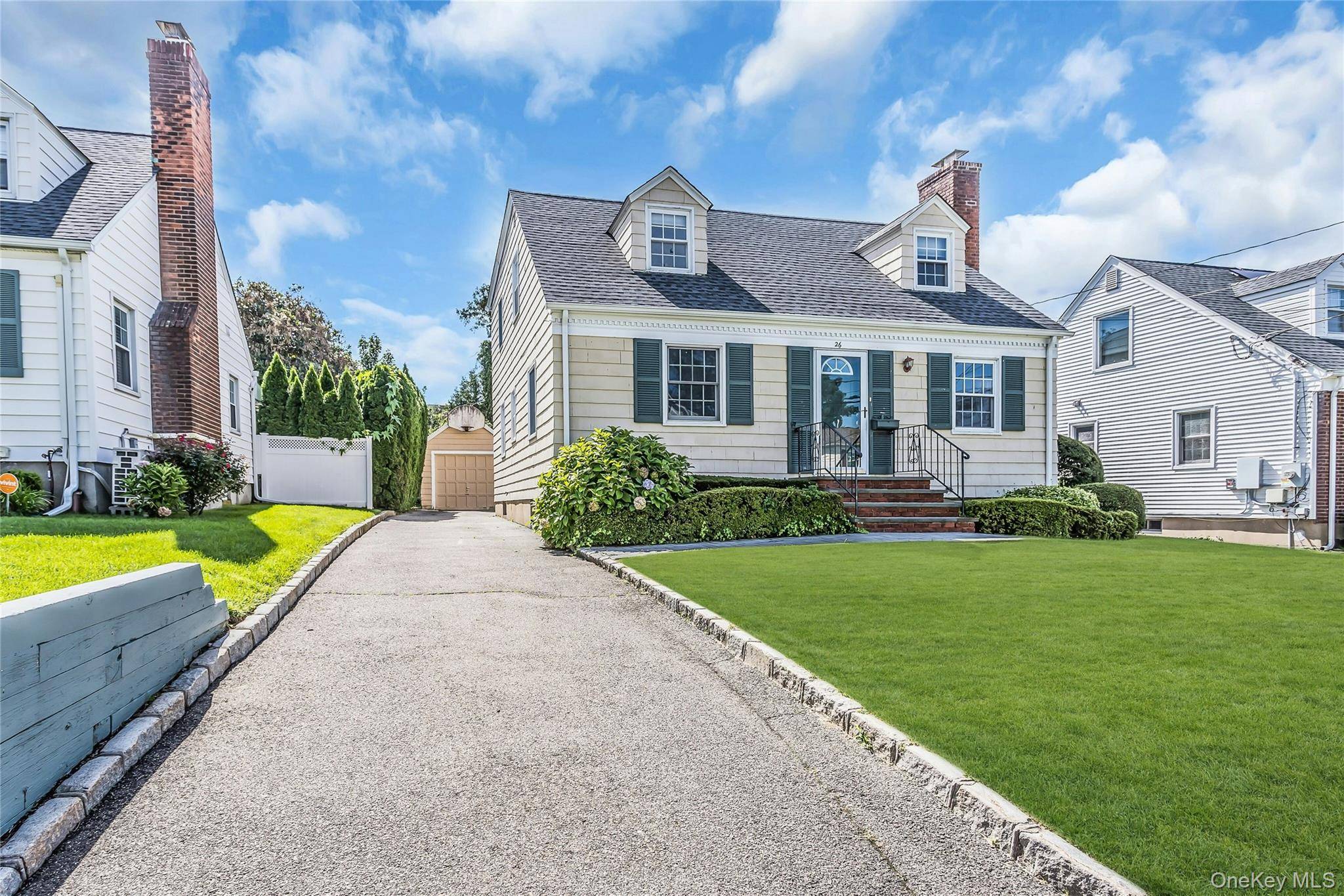 26 Ridge DR, Manhasset, NY 11030