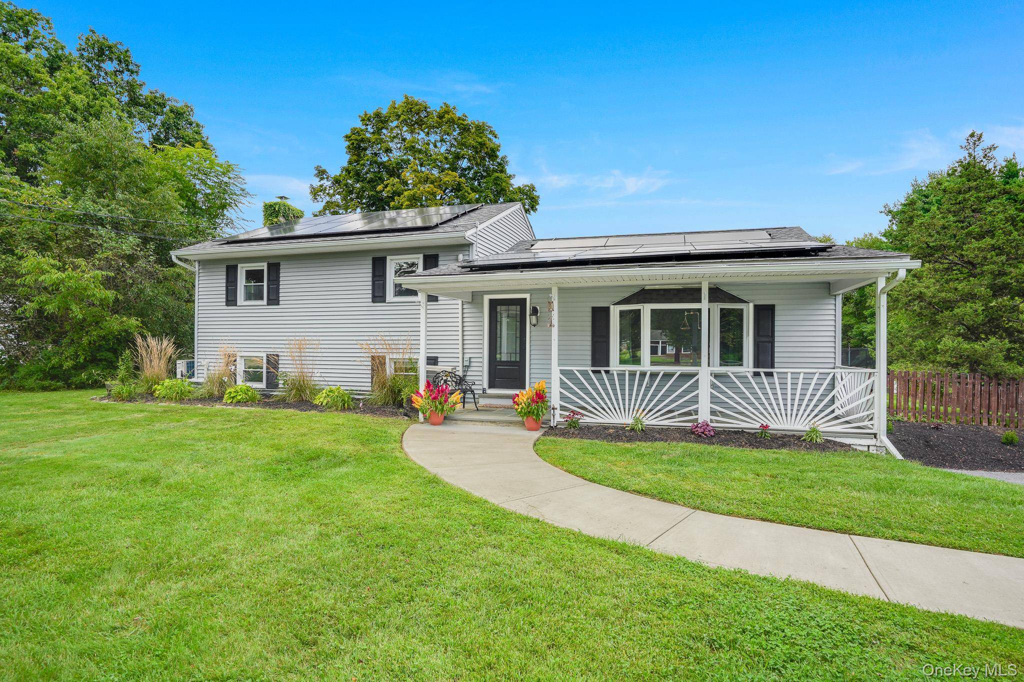 10 Meadow LN, Pleasant Valley, NY 12569