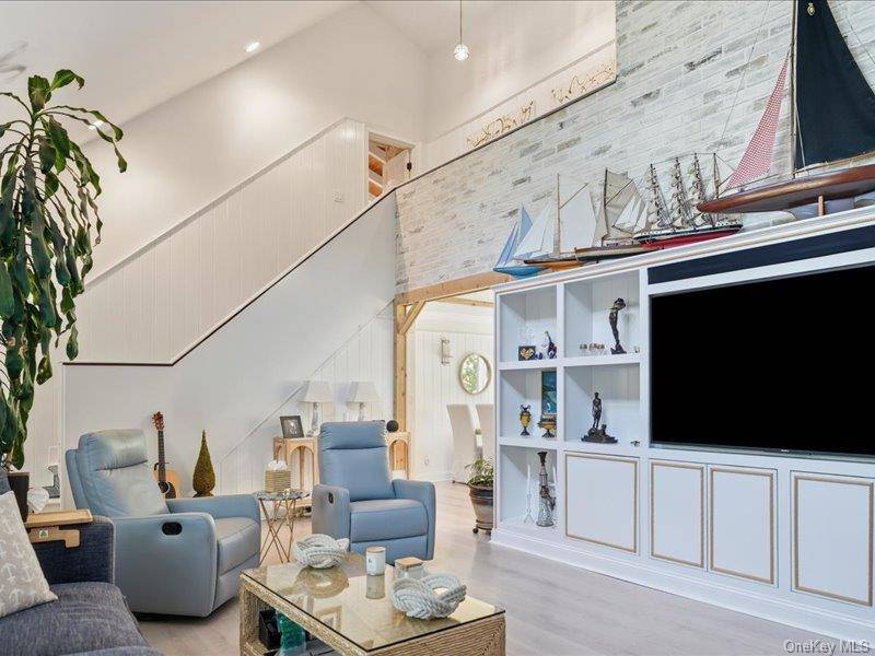 5 Deerland DR, East Quogue, NY 11942