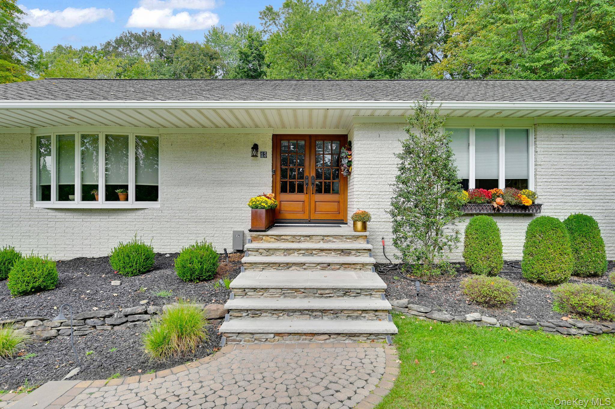 15 Ramapo LN, Chestnut Ridge, NY 10952
