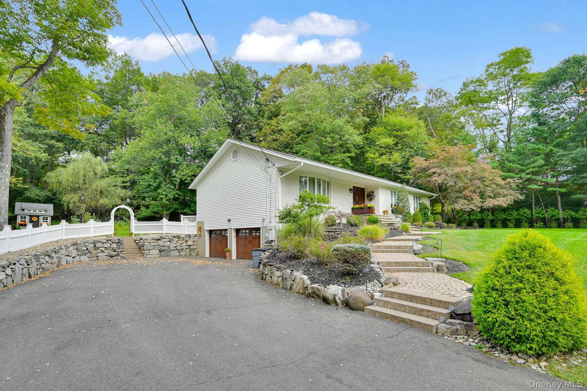 15 Ramapo LN, Chestnut Ridge, NY 10952