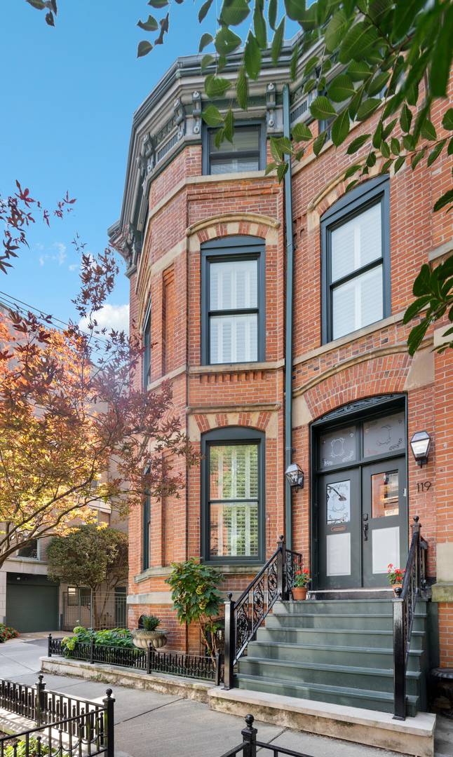 119 W Delaware PL, Chicago, IL 60610