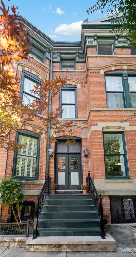 119 W Delaware PL, Chicago, IL 60610