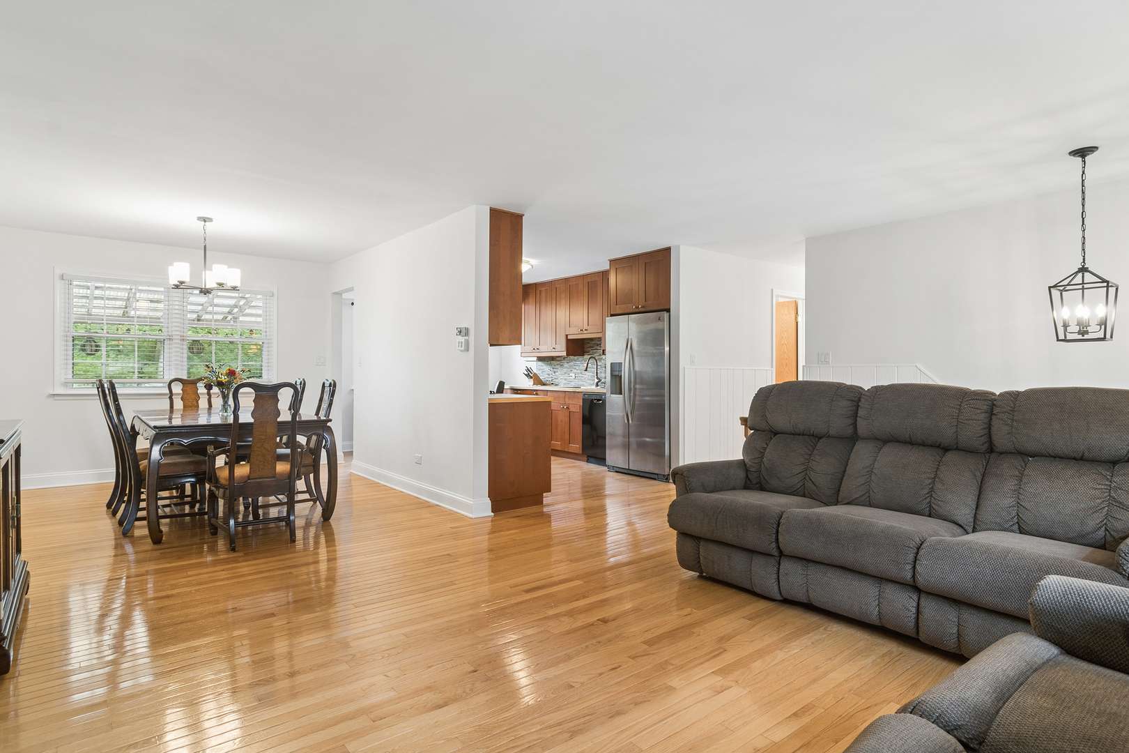 1120 Valley Stream DR, Wheeling, IL 60090