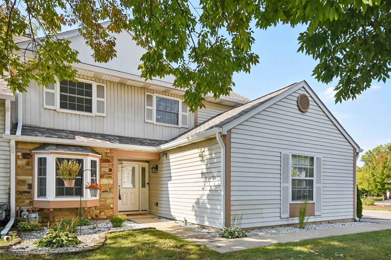 345 Ascot LN, Streamwood, IL 60107