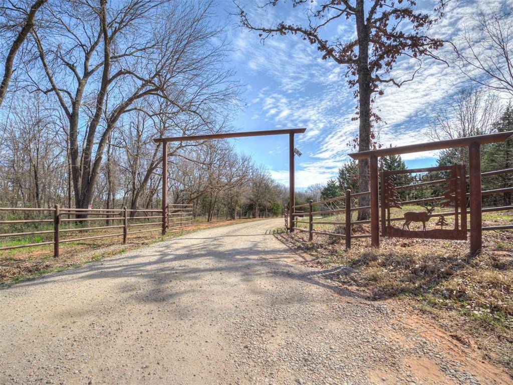 335400 E 1048 RD, Mcloud, OK 74851