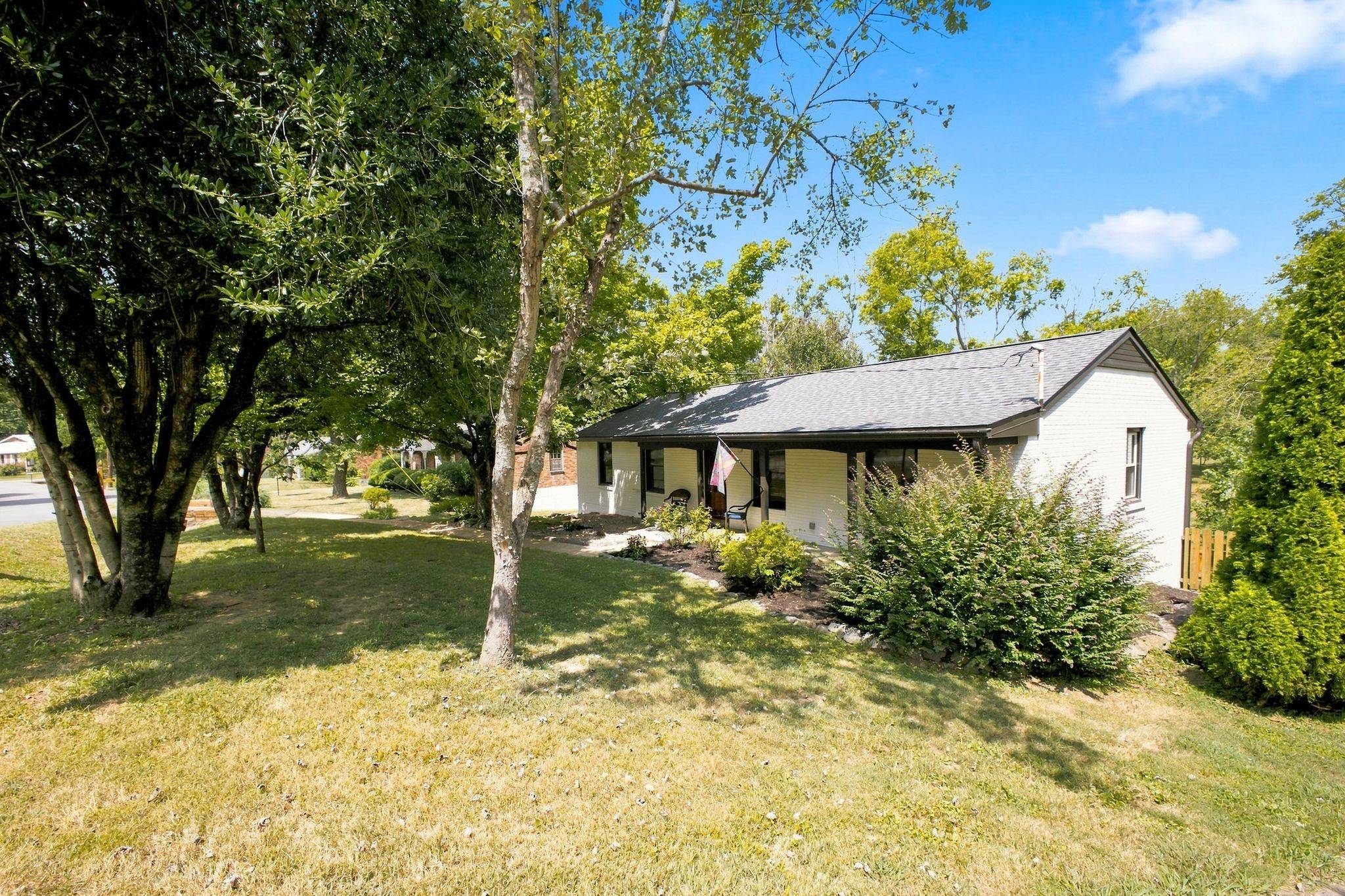 318 Binkley Dr, Nashville, TN 37211