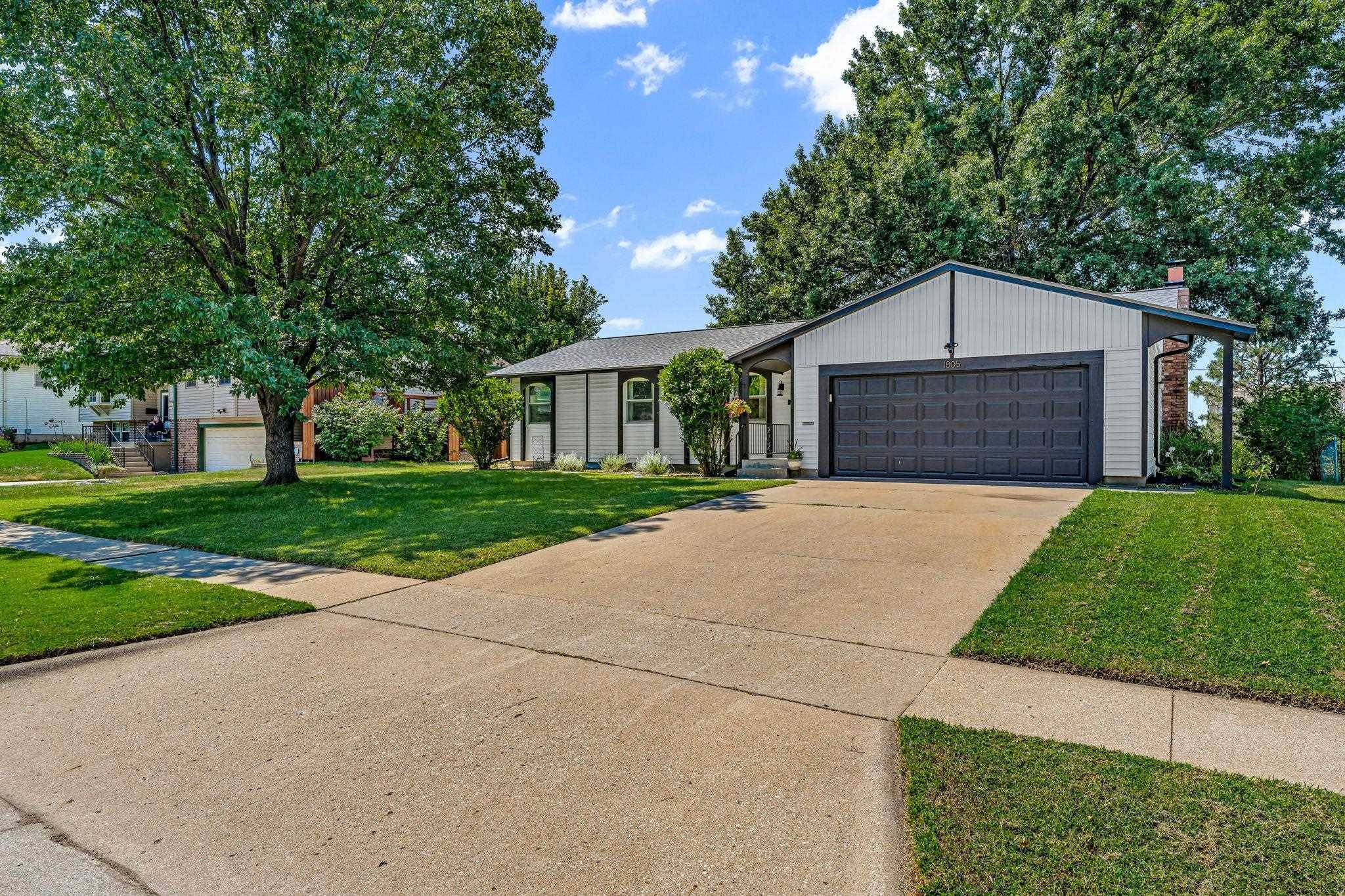 1805 SW Arrowhead Road, Topeka, KS 66604