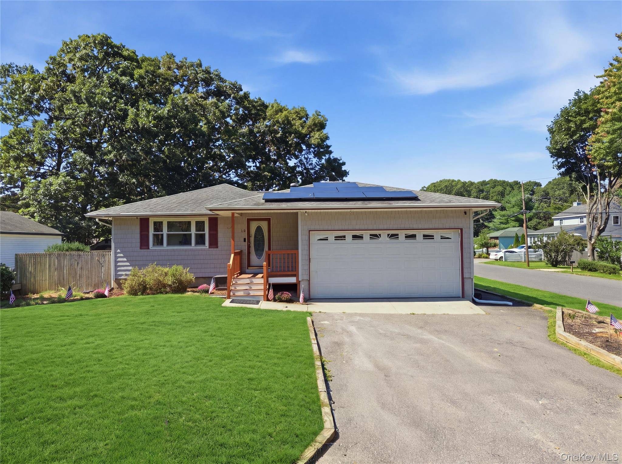32 Edgewood ST, Mastic, NY 11950