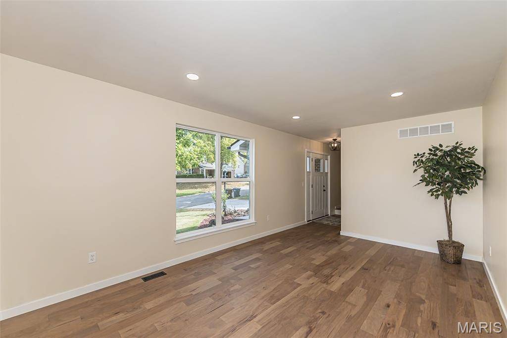 29 Mill Race DR, St Peters, MO 63376