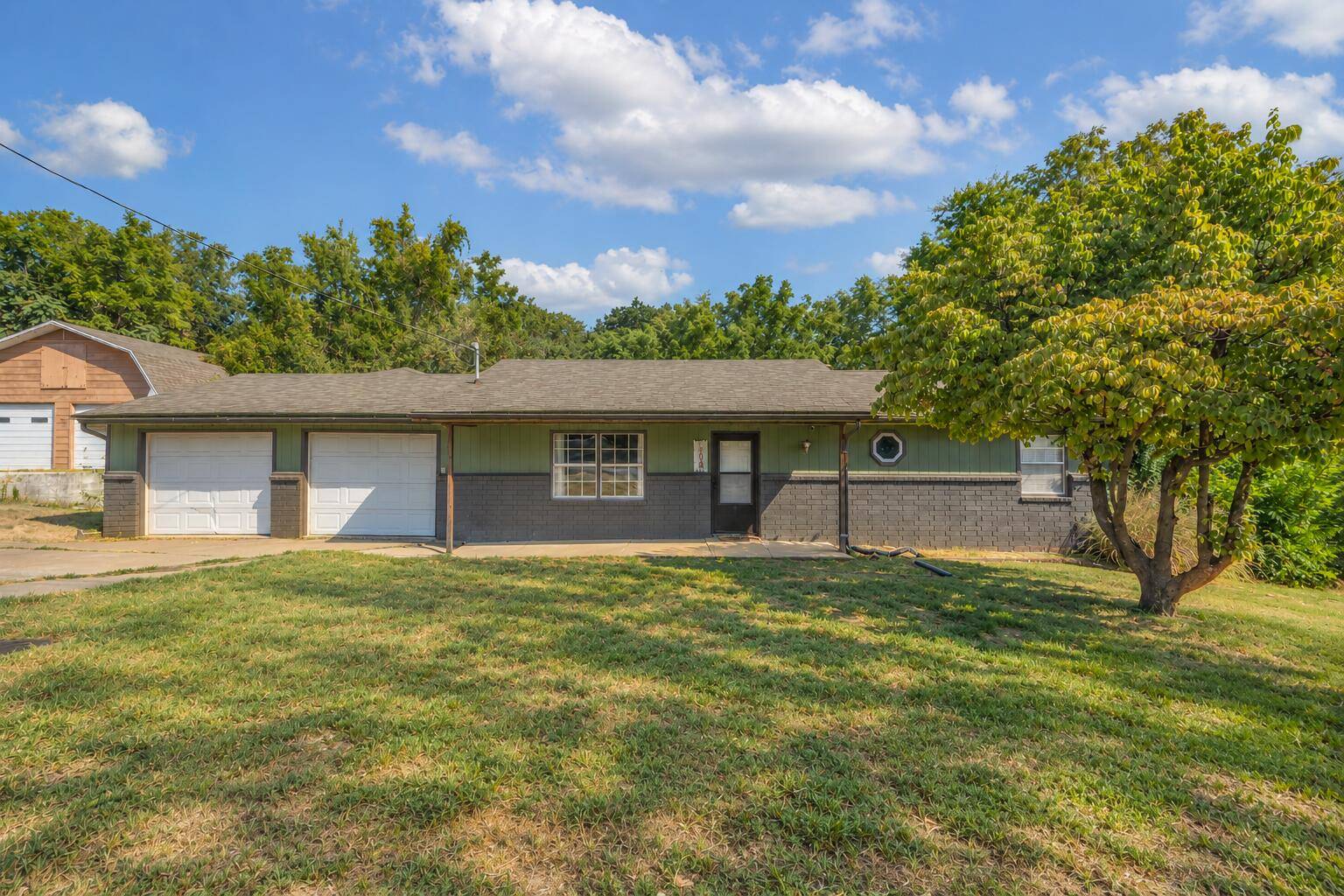 104 W South ST, Neosho, MO 64850
